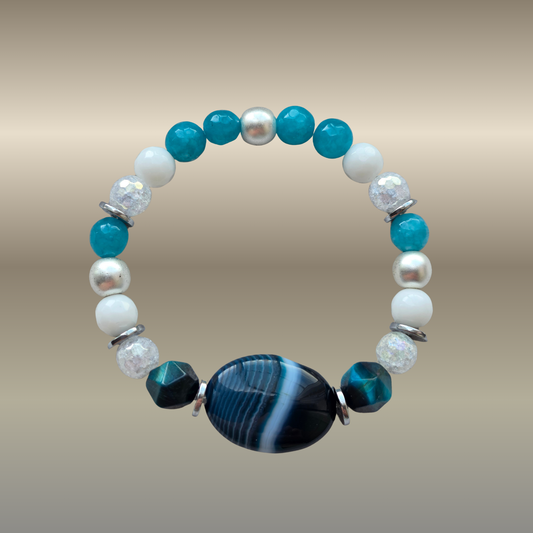 Agatas, mėlyna tigro akis, kalnų krištolas, baltas oniksas, žadeitas, hematitas | Aiškumas, vidinė kryptis ir stiprus, bet ramus veikimas